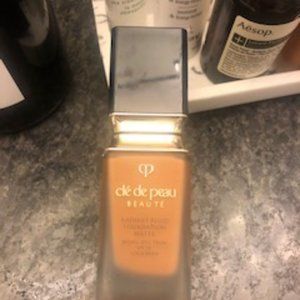 Cle de Peau Beaute Radiant Fluid Foundation